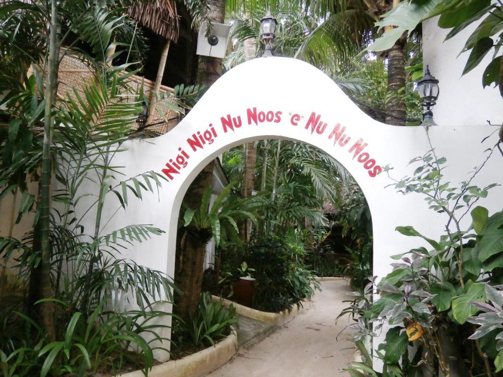 Готель Nigi Nigi Nu Noos 'E' Nu Nu Noos Balabag  Екстер'єр фото